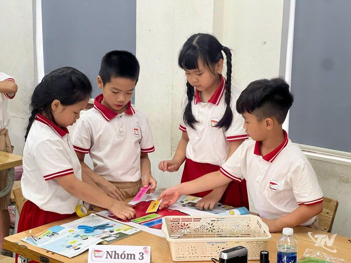 Học sinh Trường Tiểu học Trưng Vương, phường P|han Đình Phùng, trao đổi, thảo luận, hỗ trợ nhau trong học tập.
