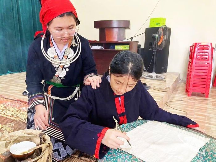 Người dân Bản Ca truyền dạy cho thế hệ trẻ những nét văn hóa truyền thống của đồng bào Dao