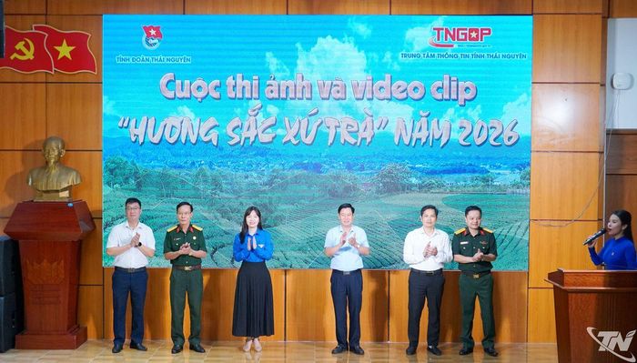 Các đại biểu thực hiện nghi thức chính thức phát động Cuộc thi ảnh và video clip “Hương sắc xứ trà” năm 2026.