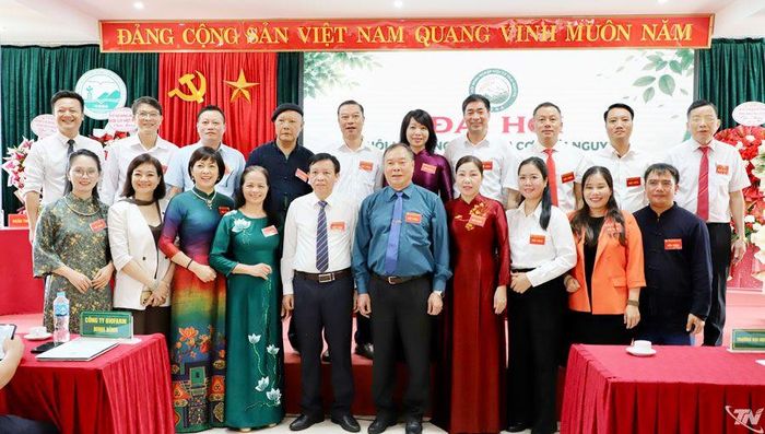 Ban Chấp hành ra mắt Đại hội.