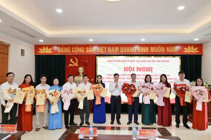 Đồng chí Đinh Quang Tuyên, Phó Bí thư Tỉnh ủy, Chủ tịch Ủy ban MTTQ Việt Nam tỉnh tặng hoa chúc mừng các chi, đảng bộ.