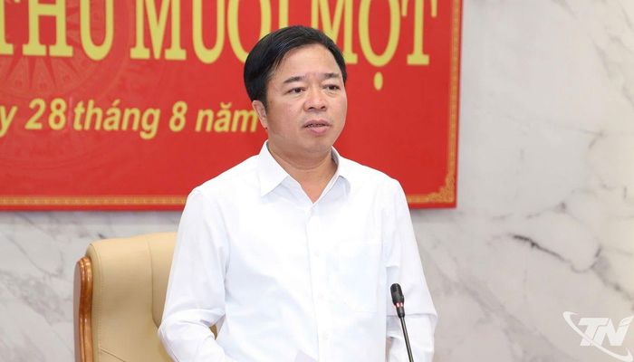 Đồng chí Chủ tịch HĐND tỉnh Bùi Văn Lương phát biểu kết luận Phiên họp.