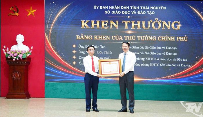 Đồng chí Phó Chủ tịch UBND tỉnh trao Bằng khen của Thủ tướng Chính phủ cho đồng chí Đào Xuân Tân, Phó Giám đốc Sở Giáo dục - Đào tạo. 