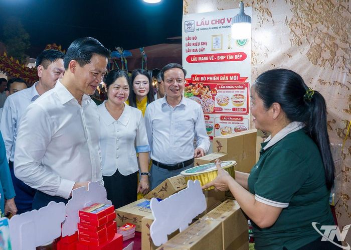 Các đồng chí lãnh đạo tỉnh và đại biểu tham quan gian hàng tại Phố đi bộ.