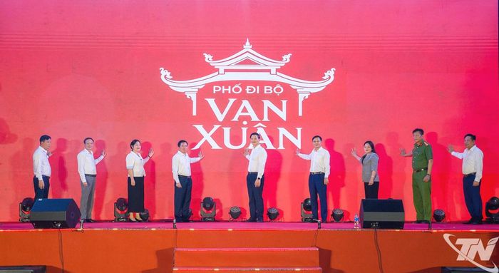 Các đại biểu thực hiện nghi thức khánh thành Phố đi bộ.