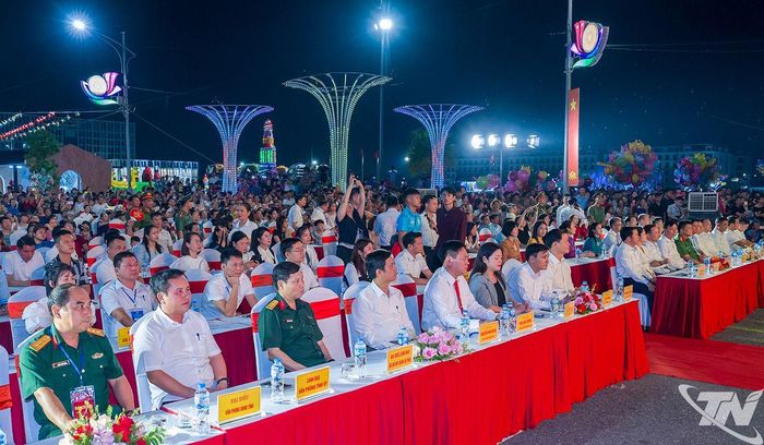 Các đồng chí lãnh đạo tỉnh và đại biểu dự khánh thành Phố đi bộ Vạn Xuân.