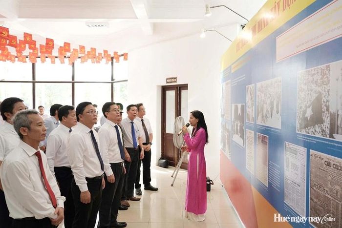  Ngay sau lễ dâng hoa, các đồng chính lãnh đạo thành phố dự lễ khai mạc triển lãm chuyên đề triển lãm chuyên đề “Chủ tịch Hồ Chí Minh với những mốc lịch sử năm 1946”.