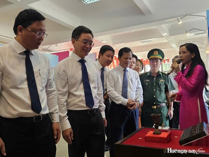  Triển lãm giới thiệu đến công chúng hơn 250 tư liệu, hình ảnh và hiện vật quý.