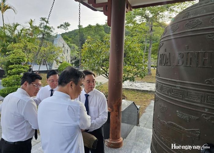  Lãnh đạo thành phố thỉnh chuông tại tháp chuông Hòa Bình tại nghĩa trang liệt sĩ TP. Huế.
