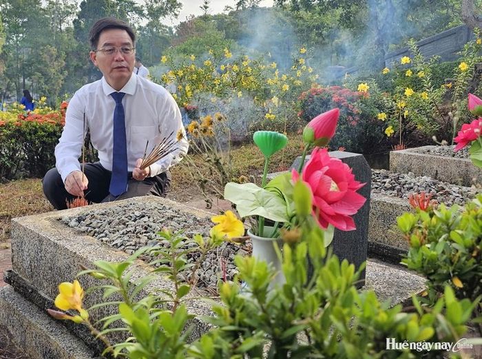  Bí thư Thành ủy Nguyễn Đình Trung thắp hương tại các phần mộ liệt sĩ.