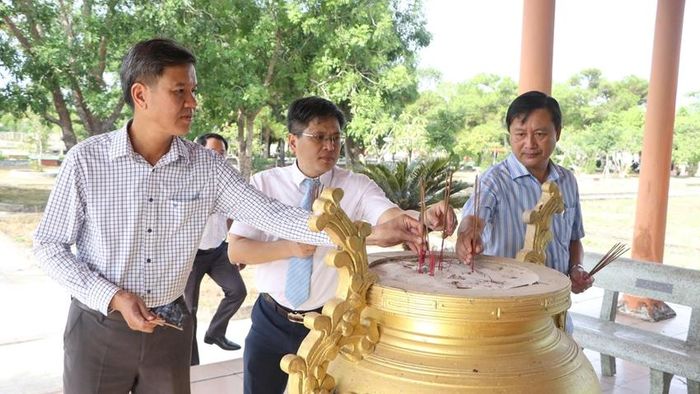  Dâng hương tưởng nhớ những người con ưu tú của dân tộc 