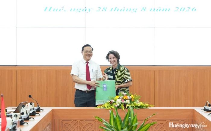 Bà Francesca Nardini, Quyền Trưởng đại diện UNDP tại Việt Nam tặng quà cho lãnh đạo HĐND TP. Huế.