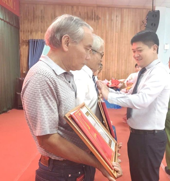 Ông Trần Kim Nhân, Bí thư Đảng ủy xã Phú Hồ trao Huy hiệu Đảng cho các đảng viên.