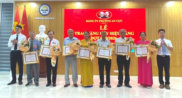 Đảng ủy phường An Cựu trao Huy hiệu Đảng cho các đảng viên.