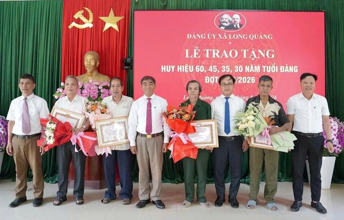  Đảng ủy xã Long Quảng trao Huy hiệu Đảng cho các đảng viên đợt Quốc khánh 2/9.