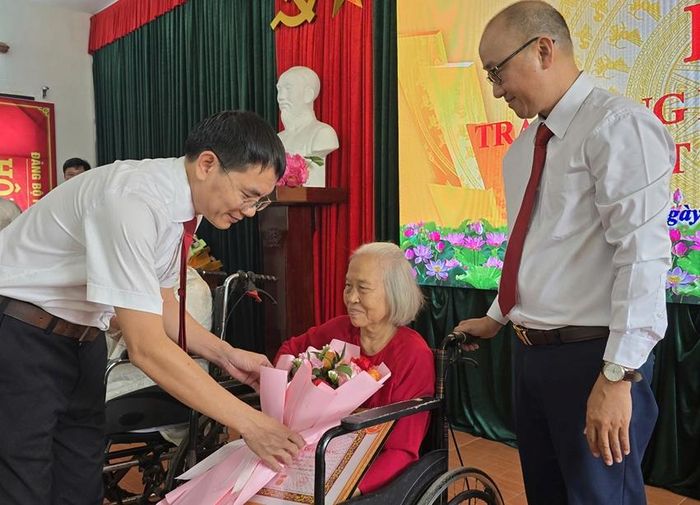  Tặng hoa cho Mẹ Việt Nam Anh hùng Nguyễn Thị Thanh Xuân nhận Huy hiệu 60 năm tuổi Đảng