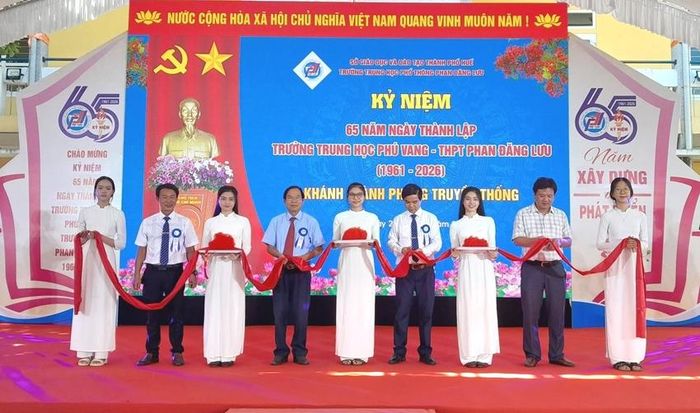 Khánh thành phòng truyền thống của trường nhân dịp kỷ niệm 65 năm