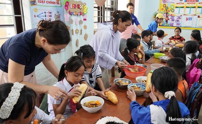 Các phần ăn được chuẩn bị chu đáo, mang đến niềm vui và sự sẻ chia cho các em học sinh vùng cao.  