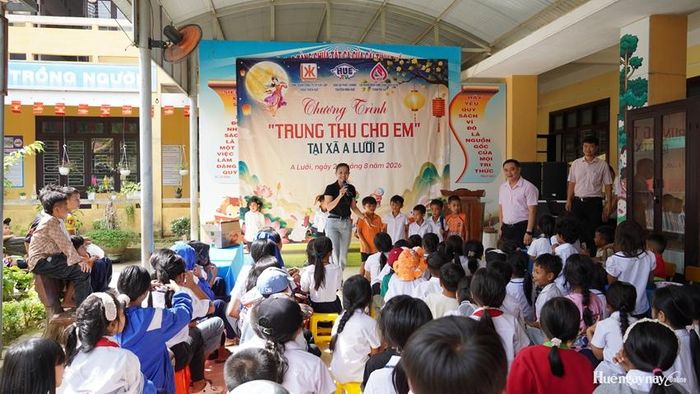 Các em học sinh hào hứng tham gia các trò chơi, hoạt động vui Trung thu. 