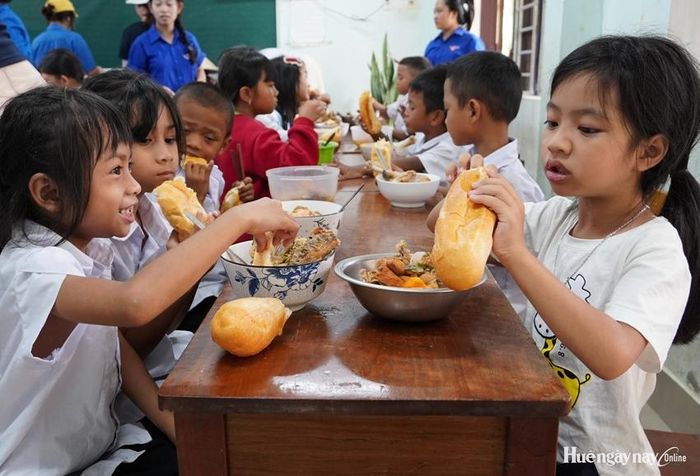 Bữa trưa trở thành một trải nghiệm vui vẻ, gần gũi với các em. 