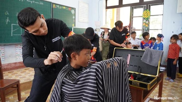 Không chỉ được nhận những phần quà ý nghĩa, các em nhỏ còn tham gia hoạt động cắt tóc miễn phí tại chương trình. 