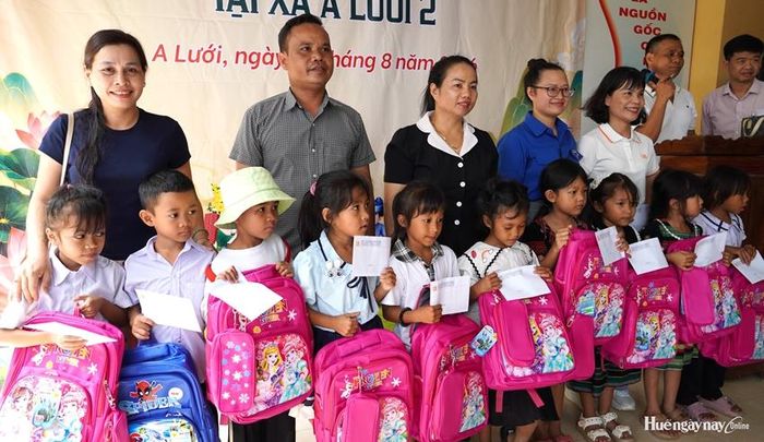 Đại diện chính quyền địa phương và các nhà hảo tâm trao quà cho học sinh có hoàn cảnh khó khăn, vươn lên trong học tập. 