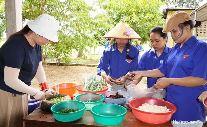 Bên cạnh đó, các tình nguyện viên và đoàn viên, thanh niên cũng tự tay chuẩn bị bữa trưa dành tặng học sinh. 