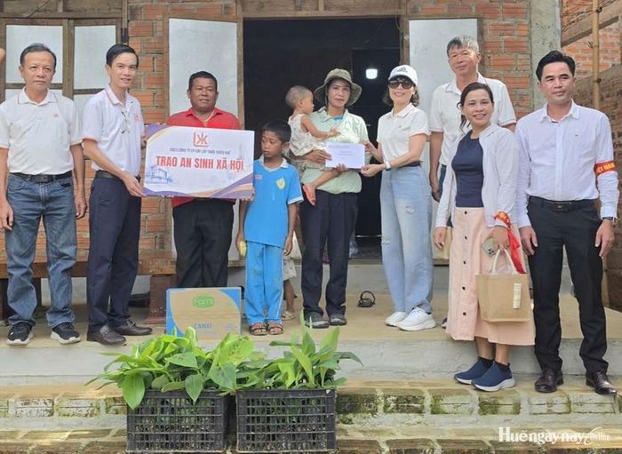 Sáng cùng ngày, đại diện Công ty CP Xây lắp Thừa Thiên Huế cùng các đơn vị tài trợ trao hỗ trợ sinh kế cho các hộ nghèo tại xã A Lưới 2.  