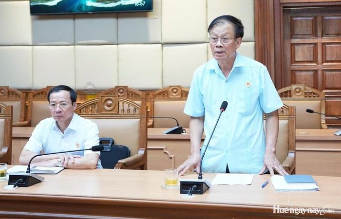 Đại tá Lê Ngọc Thanh, Chủ tịch Hội CCB thành phố báo cáo tại buổi làm việc. 