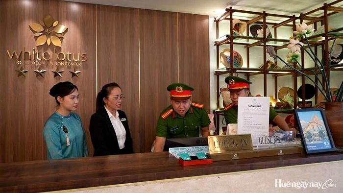 Tăng cường kiểm tra, quản lý cư trú tại các cơ sở lưu trú trong dịp cao điểm Quốc khánh 2/9. Ảnh: Công an TP. Huế 