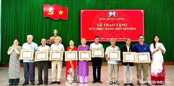 Lãnh đạo xã A Lưới 2 trao tặng huy hiệu 30 năm tuổi Đảng. Ảnh: Hương Trang