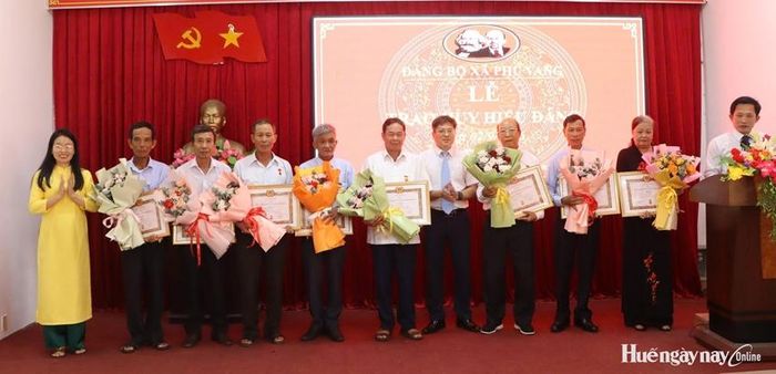 Bí thư Đảng ủy xã Phú Vang Đặng Hồng Sơn ( giữa) trao Huy hiệu Đảng cho các đảng viên. Ảnh: Quỳnh Anh