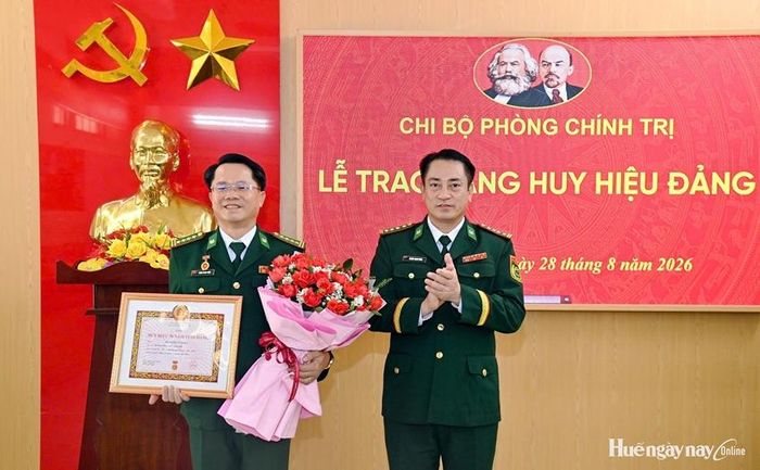 Đồng chí Đặng Ngọc Hiệu (trái) vinh dự nhận Huy hiệu 30 năm tuổi Đảng. Ảnh: Quỳnh Anh