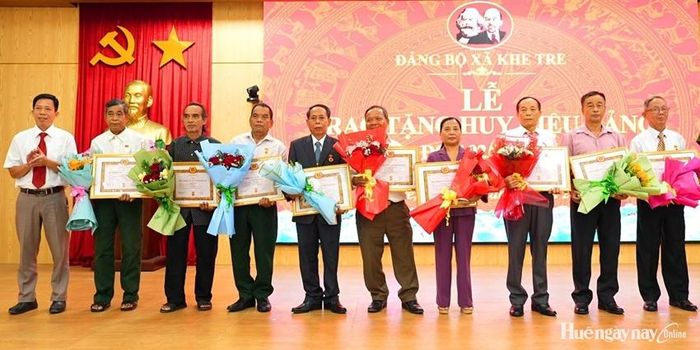Trao tặng Huy hiệu Đảng cho các đảng viên xã Khe Tre. Ảnh: Phước Châu