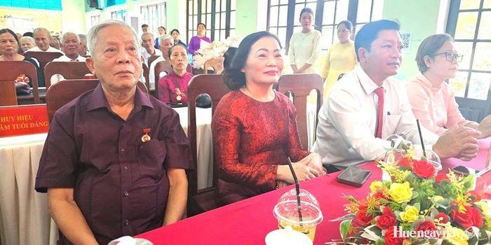 Đồng chí Nguyễn Khoa Điềm, nguyên Ủy viên Bộ Chính trị, Bí thư Trung ương Đảng khóa IX, nguyên Trưởng ban Tư tưởng - Văn hóa Trung ương (ngoài cùng) dự tại buổi lễ. Ảnh: Hải Thuận