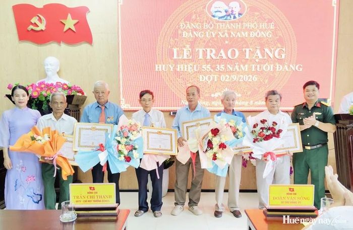 Đảng ủy xã Nam Đông tổ chức trao Huy hiệu Đảng đợt 2/9 cho 16 đảng viên. Ảnh: Thái Bình