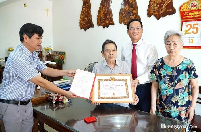 Đảng ủy phường Phú Bài trao huy hiệu Đảng cho đồng chí Phan Văn Tảo. Ảnh: Hải Triều