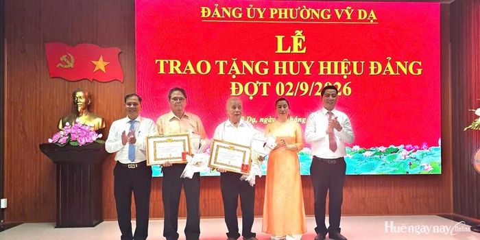 Đảng ủy phường Vỹ Dạ trao Huy hiệu Đảng cho đảng viên 65 năm tuổi đảng. Ảnh: Hải Thuận