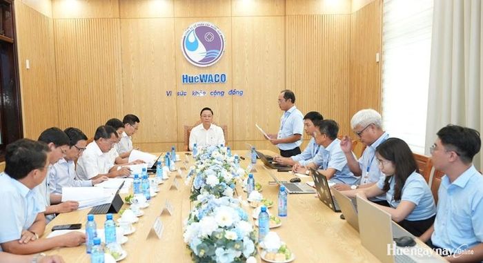 Đại diện HueWACO báo cáo về tình hình sản xuất, kinh doanh, bảo đảm cấp nước an toàn và tiến độ triển khai các dự án đầu tư. Ảnh: Ngọc Hiếu