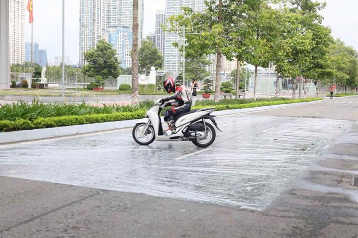 Dự án M-ABS nghiên cứu cách hệ thống ABS vận hành trong điều kiện giao thông phức tạp tại Việt Nam