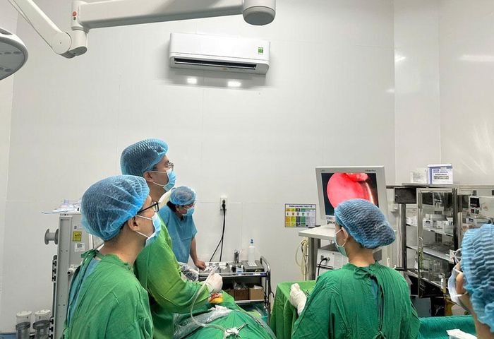 Phẫu thuật nội soi cắt polype mũi, mở xoang hàm hai bên (TTYT Giồng Riềng)