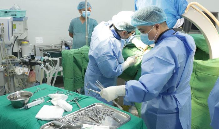 Ảnh mổ kết họp xương gày liên mấu chuyển (TTYT Giồng Riềng)