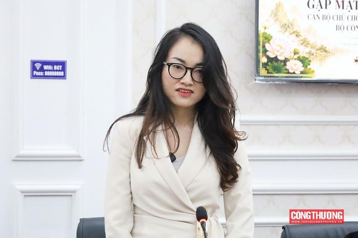 Bà Nguyễn Thị Hồng Vân - Giám đốc Ecom Tập đoàn Trường Sinh bày tỏ, đơn vị mong muốn được đồng hành cùng cán bộ Đoàn để gửi gắm trọn vẹn tình cảm, sự tri ân và lòng biết ơn sâu sắc nhất tới đấng sinh thành