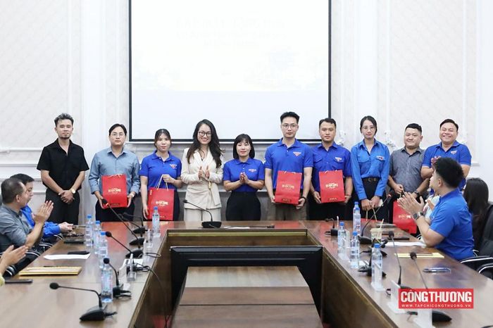 Đại diện Ban Tổ chức cùng đại diện Tập đoàn Trường Sinh trao tặng các phần quà chăm sóc sức khỏe nhân dịp Vu Lan báo hiếu 2026 tới đại diện cán bộ Đoàn chủ chốt các cơ sở trực thuộc