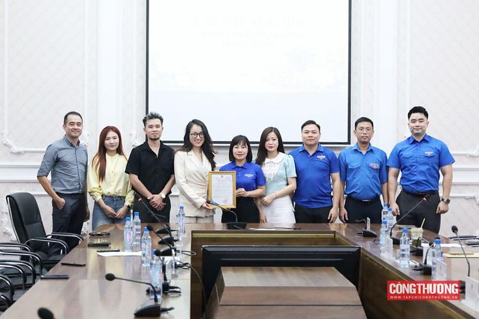 Thay mặt Ban Thường vụ Đoàn Thanh niên Bộ Công Thương, bà Nguyễn Ngọc Tâm trao Thư cảm ơn cho đại diện Tập đoàn Trường Sinh
