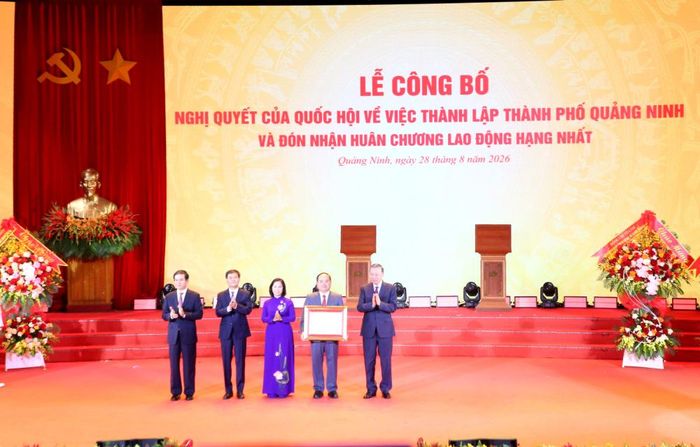 Tổng Bí thư, Chủ tịch nước Tô Lâm trao Nghị quyết của Quốc hội về thành lập Thành phố Quảng Ninh. (Ảnh: Cổng TTĐT Đảng Cộng sản Việt Nam)