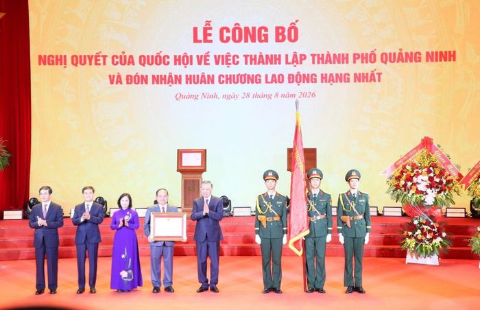 Tổng Bí thư, Chủ tịch nước Tô Lâm trao Huân chương Lao động hạng Nhất tặng Đảng bộ, chính quyền và nhân dân Thành phố Quảng Ninh. (Ảnh: Cổng TTĐT Đảng Cộng sản Việt Nam)
