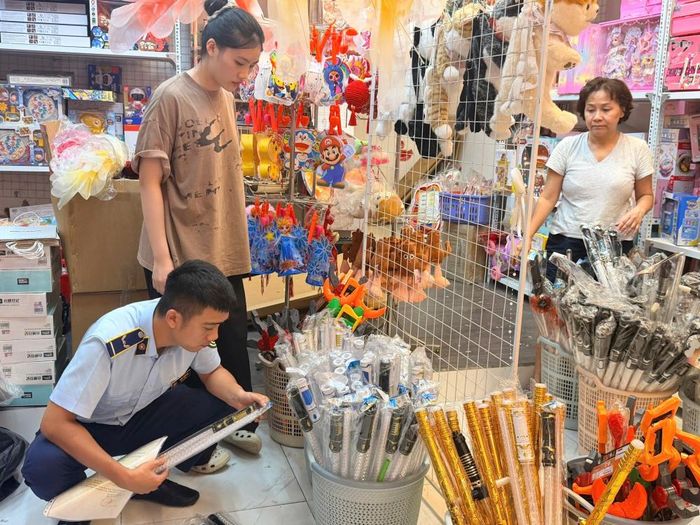 Kiếm soát viên thị trường Đội số 2 thực hiện kiểm tra, kiểm soát trên địa bàn được giao. Ảnh: Đội QLTT số 2 cung cấp.