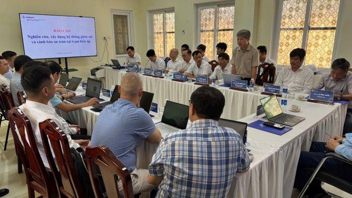 Ông Lê Văn Thanh Lâm - Phó trưởng phòng Điều độ, Viễn thông và Công nghê thông tin – Chủ nhiệm nhiệm vụ báo cáo nội dung đề tài