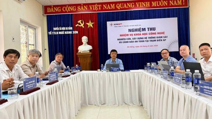 Ông Lưu Việt Tiến - Phó Tổng giám đốc EVNNPT chủ trì nghiệm thu nhiệm vụ đề tài khoa học tại PTC2